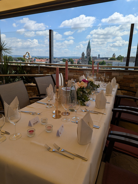 Gedeckter Tisch auf der Terrasse mit Domblick
