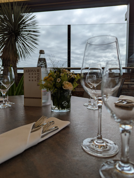 Gedeckter Tisch auf der Terrasse mit Domblick