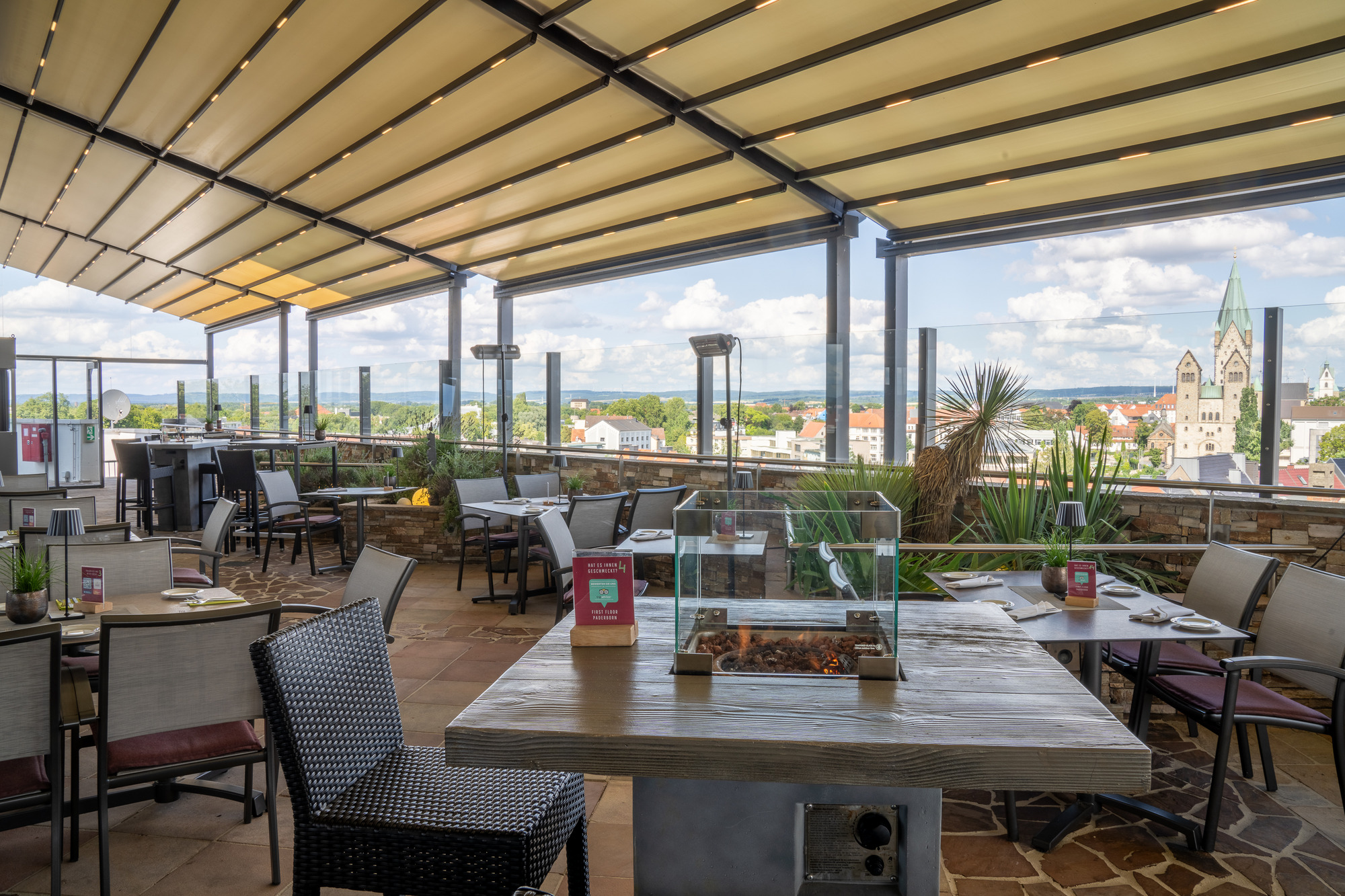 Terrasse mit Überdachung und schön gedeckten Tischen