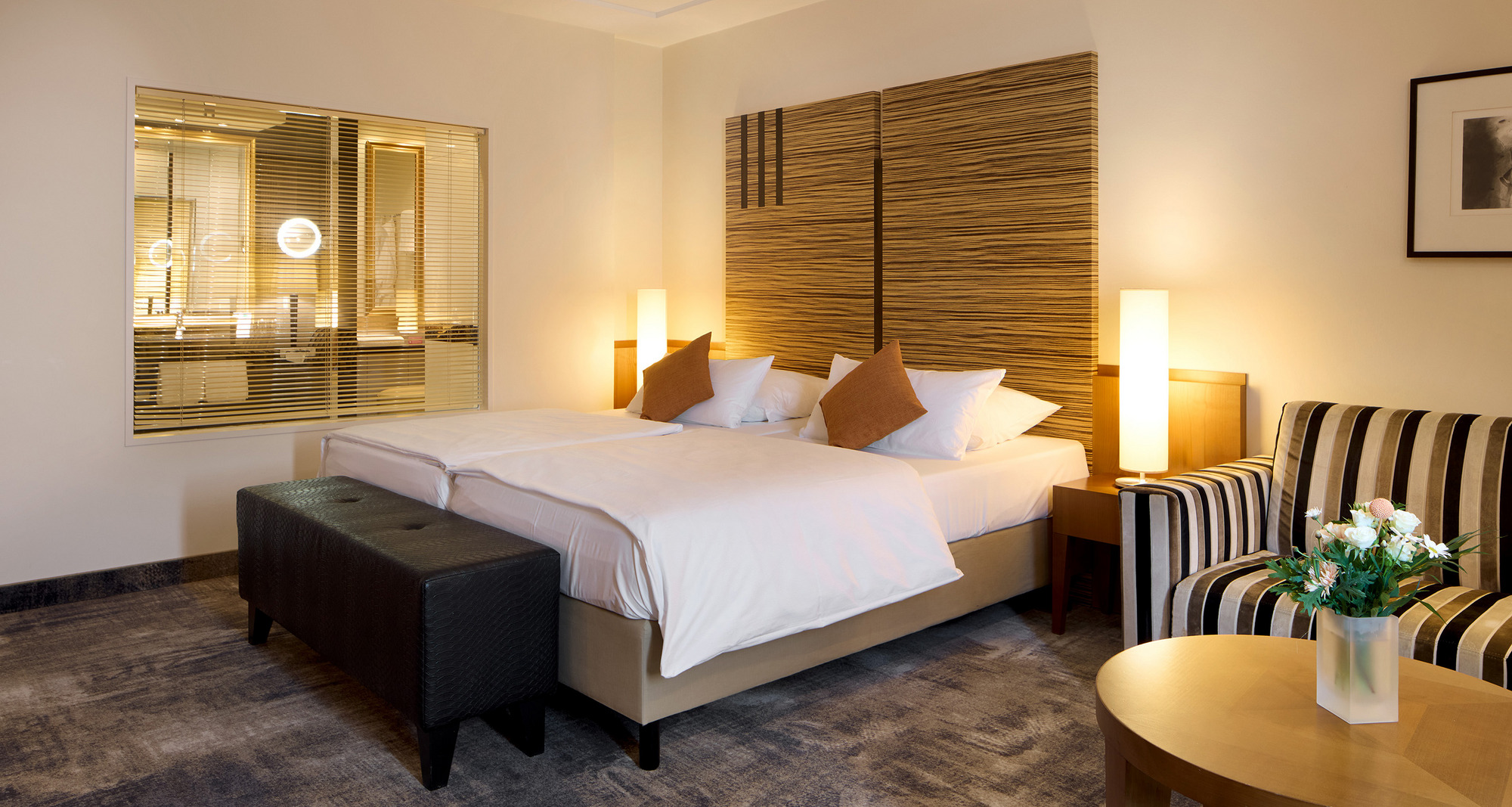 DeLuxe-Zimmer Detailansicht vom Zimmer ins Bad