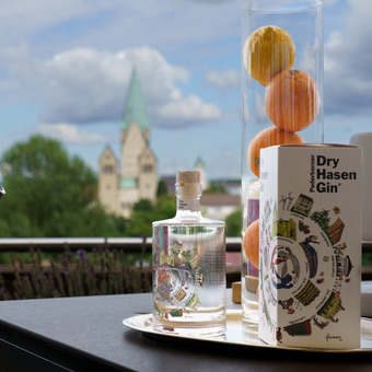  Gedeckter Tisch auf der Terrasse mit Domblick