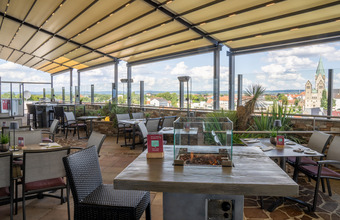 Terrasse mit Überdachung und schön gedeckten Tischen
